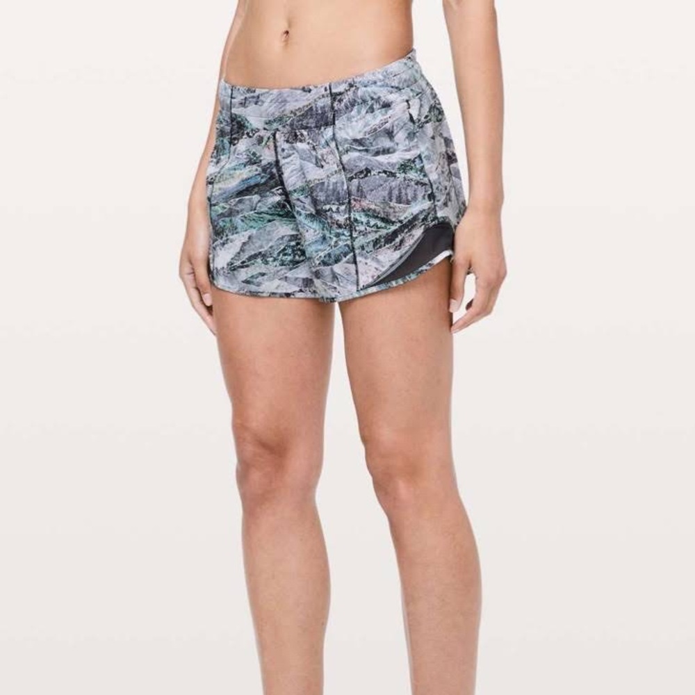 Lululemon hotty hot shorts - SIZE 2 4” RARE